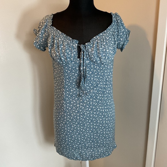 24. Blush Blue Ruched Tie Front Smocked Back Floral Dress Size Large - Picture 1 of 8